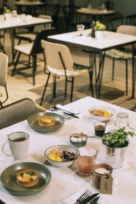 000 Hyatt Regency Chantilly P2XX Craft Breakfast Table 2100