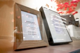 Photo of the business hours information wooden frame in the Cyriano Dogwear Outfit shop. Branding & Identity.